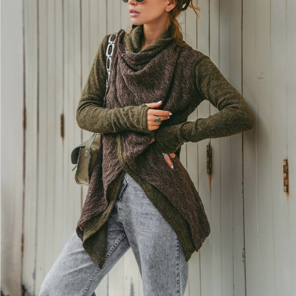 Thaluta Olive Green and Brown Layered Knit Sweater - Picture 2 of 13